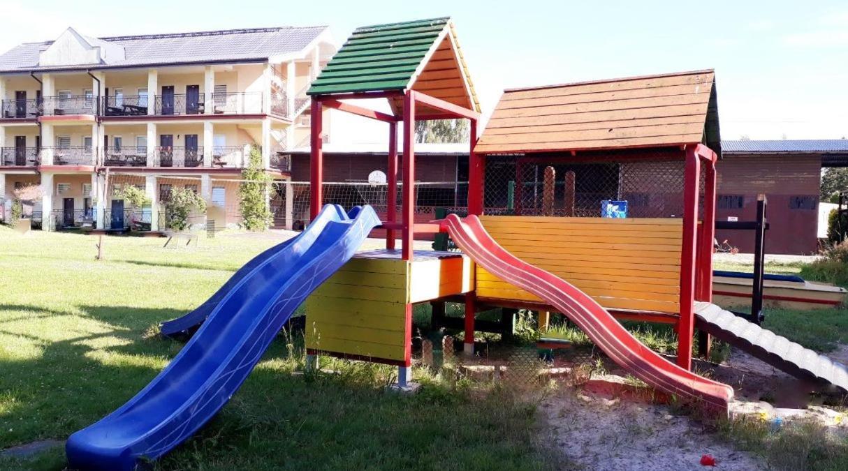 Ow Wilk - Pokoje I Domki Z Aneksami Kuchennymi, Parking, Plac Zabaw Łeba Dış mekan fotoğraf